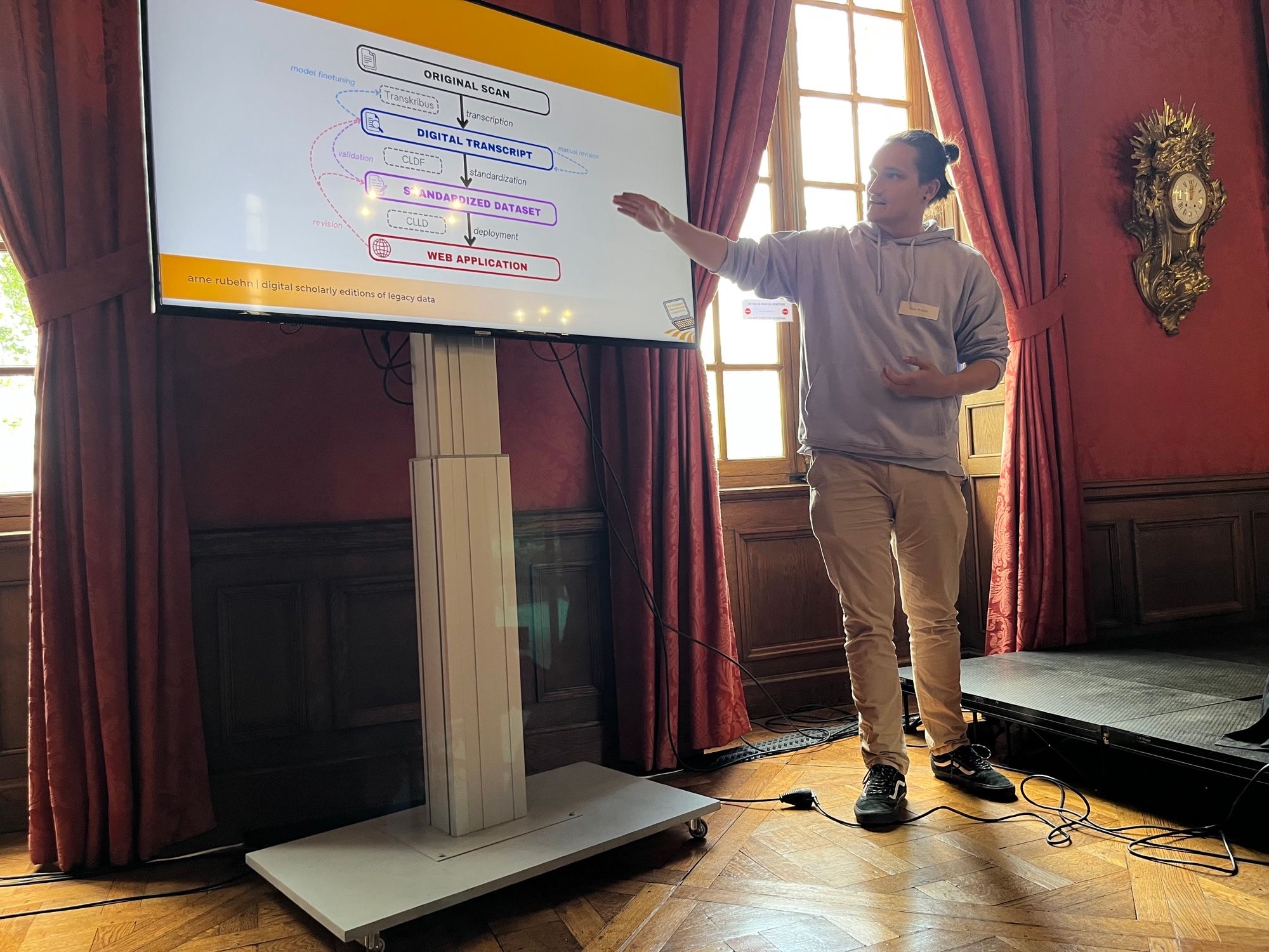 Arne Rubehn giving a talk in Paris.